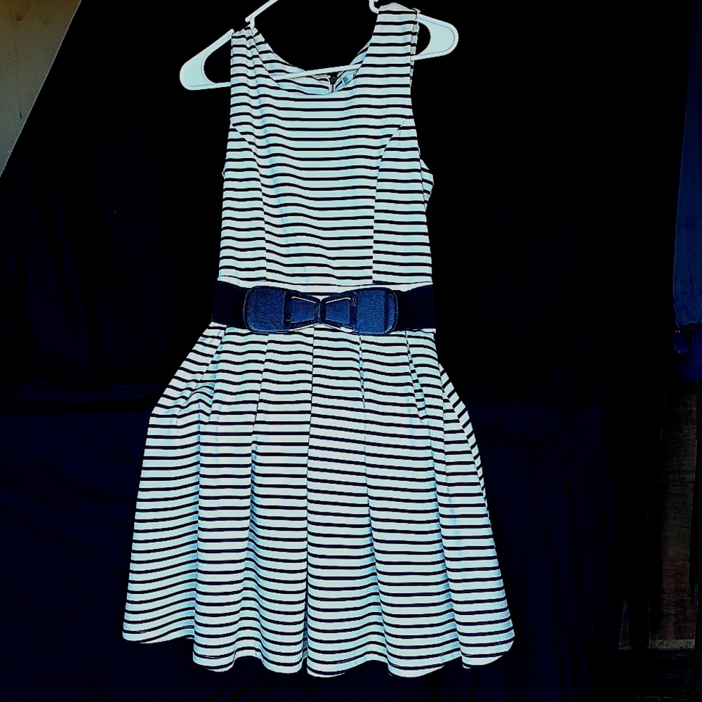 Papaya medium belted black and white dress with back zipper.
